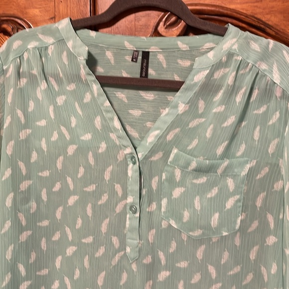 🪶 Pale Green Feather Blouse - Picture 5 of 9